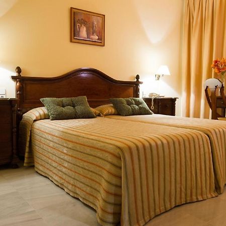 Hotel Gran Avenida Кория-дель-Рио Экстерьер фото